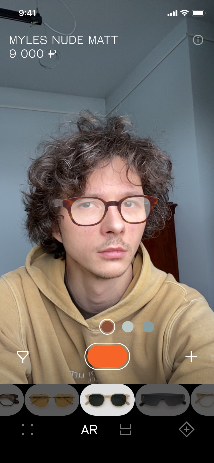 Камера с названием и ценой оправы поверх отражения